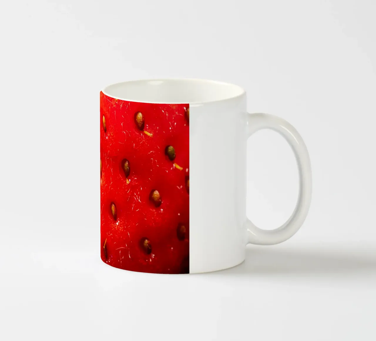 Primo piano di una fragola tazza in ceramica da Marcus Beckert | Fotografie