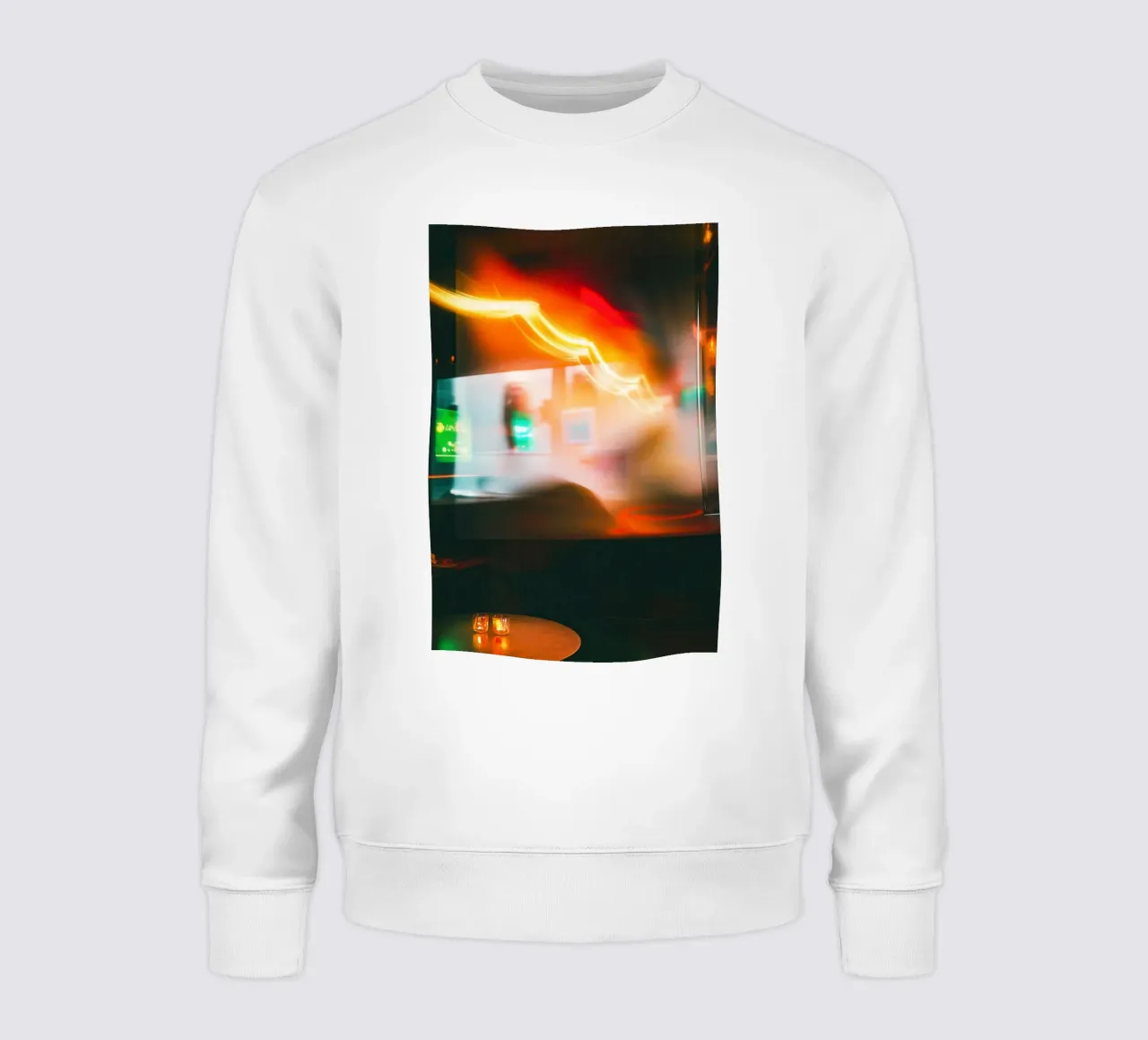 Un'atmosfera ovattata e al neon: l'intimità di un caffè newyorkese felpa da Le Flou