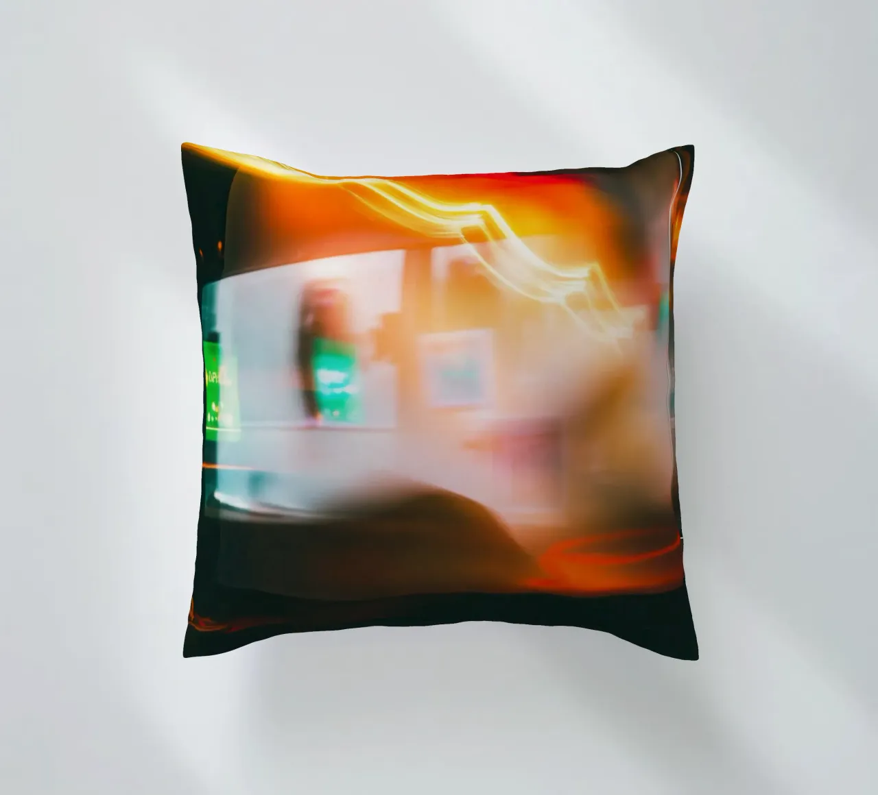 Un'atmosfera ovattata e al neon: l'intimità di un caffè newyorkese cuscino da Le Flou