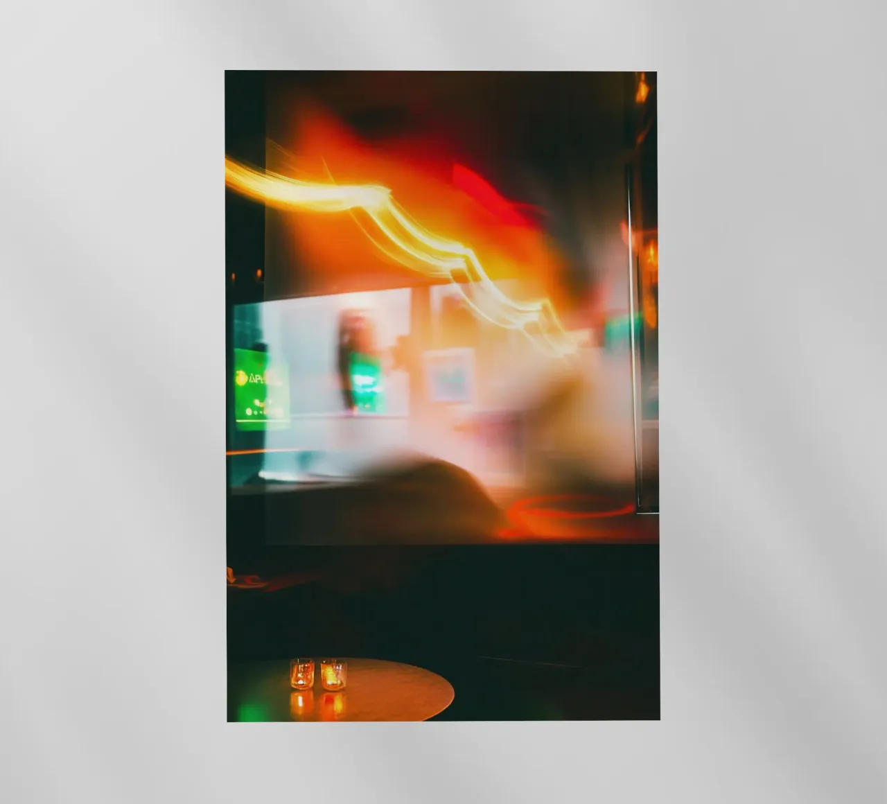 Un'atmosfera ovattata e al neon: l'intimità di un caffè newyorkese pellicola backlit da Le Flou