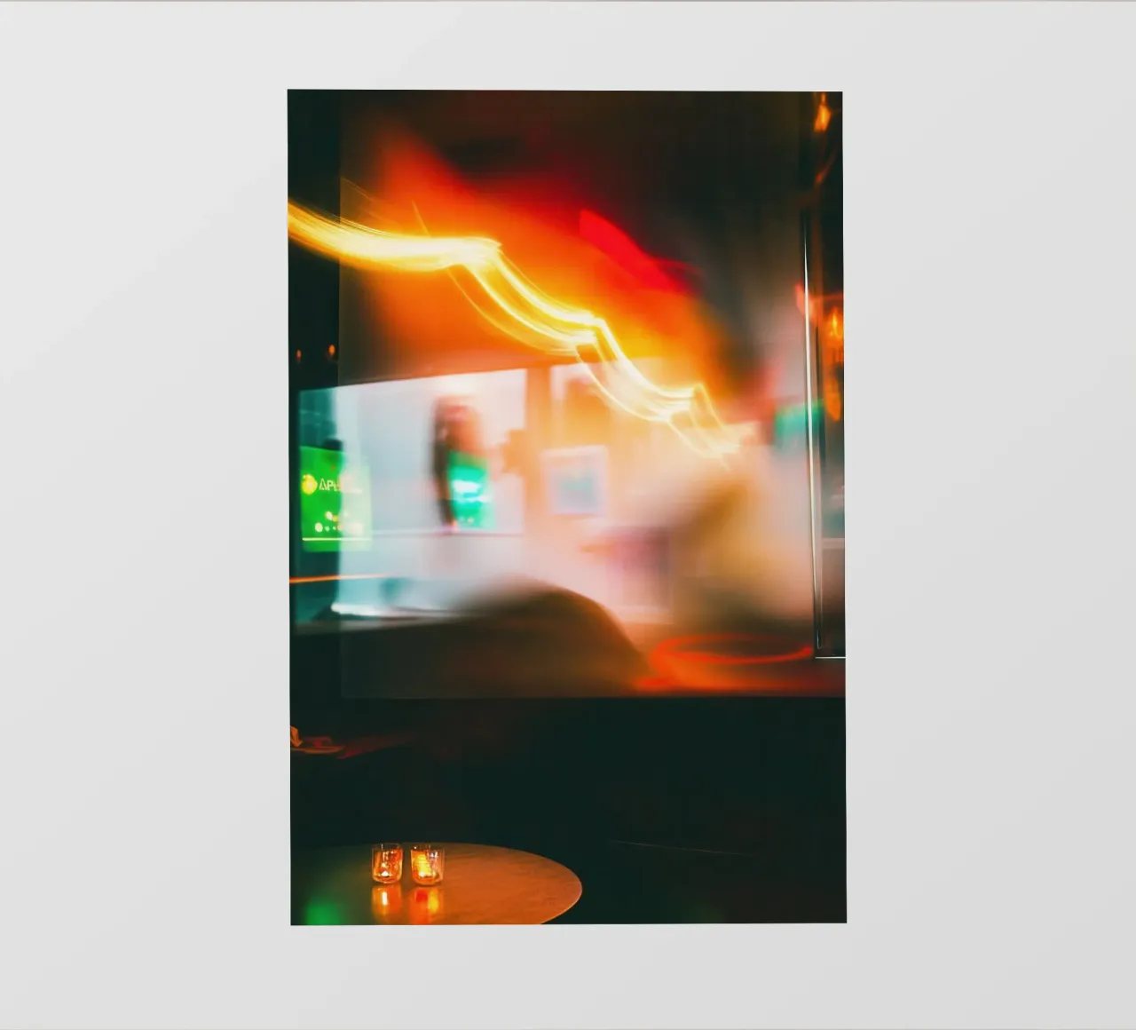 Un'atmosfera ovattata e al neon: l'intimità di un caffè newyorkese pellicola backlit da Le Flou