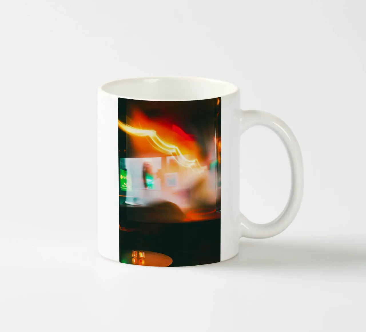 Un'atmosfera ovattata e al neon: l'intimità di un caffè newyorkese tazza in ceramica da Le Flou