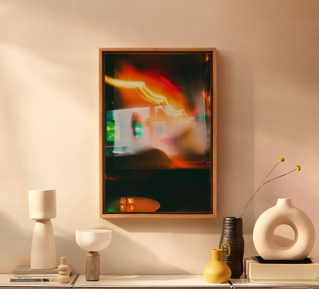 Un'atmosfera ovattata e al neon: l'intimità di un caffè newyorkese tela con Cornice a cassetta da Le Flou