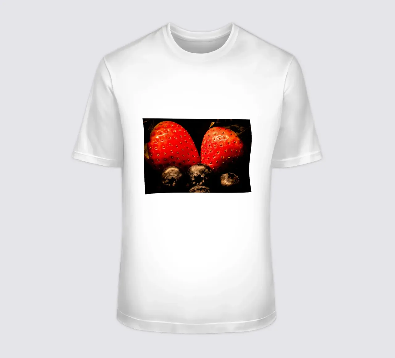 Fragole e mirtilli su sfondo nero t-shirt da Marcus Beckert | Fotografie