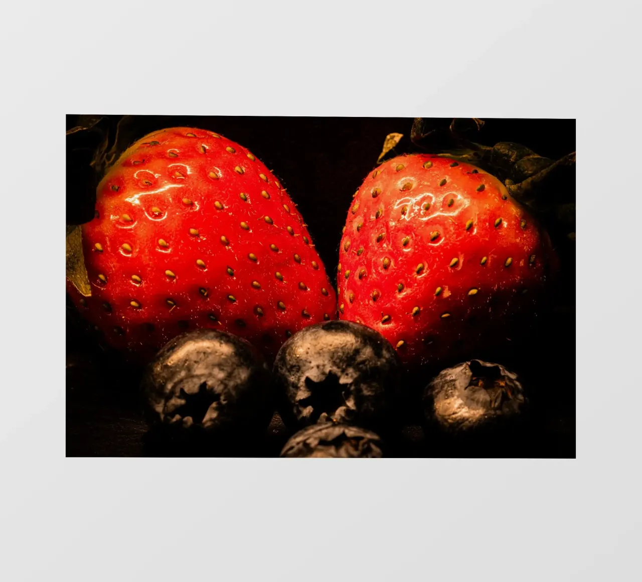 Fragole e mirtilli su sfondo nero telo in pvc da Marcus Beckert | Fotografie