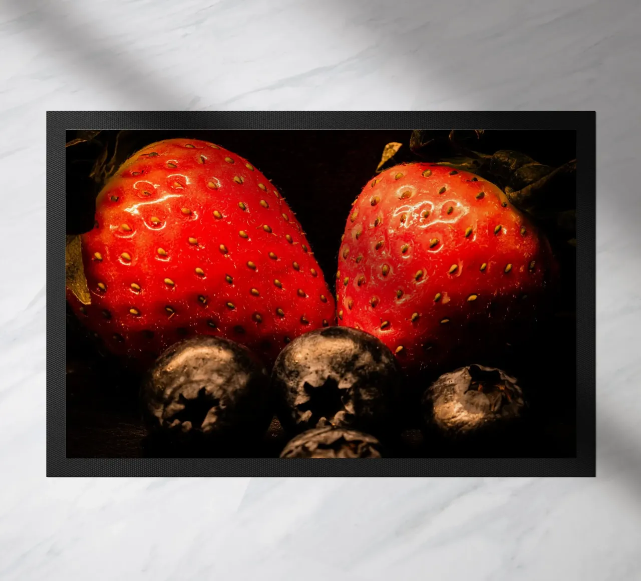 Fragole e mirtilli su sfondo nero zerbino da Marcus Beckert | Fotografie