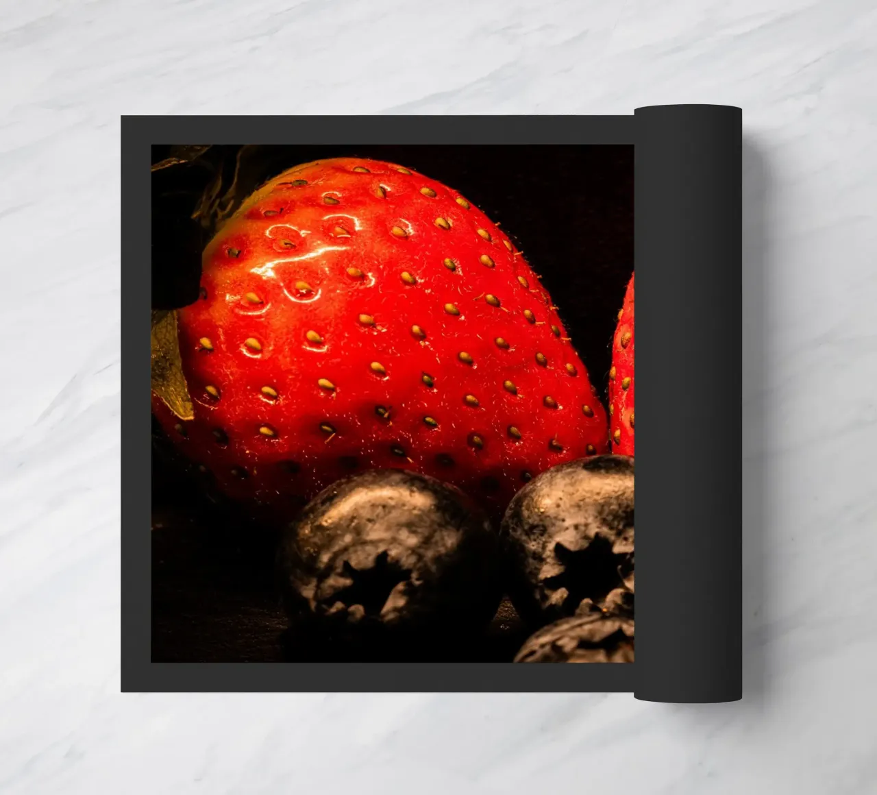 Fragole e mirtilli su sfondo nero zerbino da Marcus Beckert | Fotografie