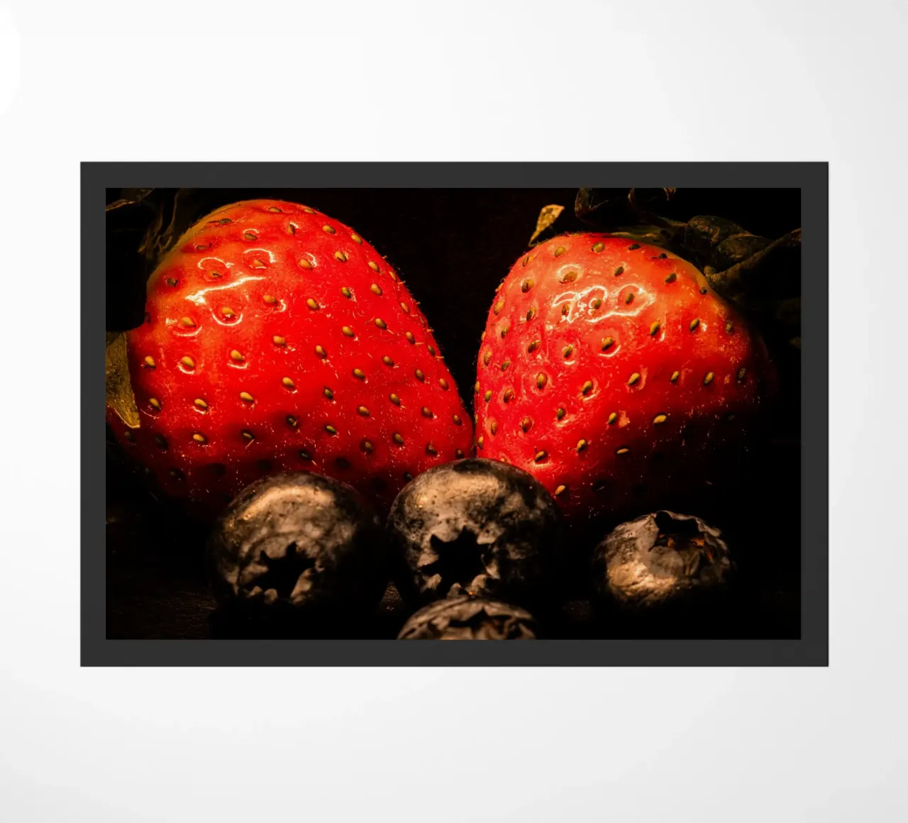 Fragole e mirtilli su sfondo nero zerbino da Marcus Beckert | Fotografie