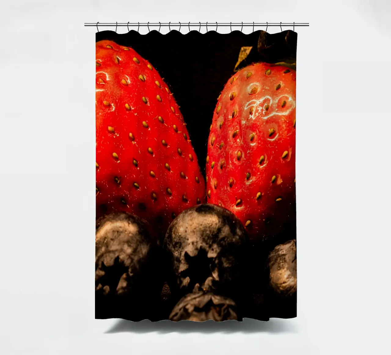 Erdbeeren und Heidelbeeren vor schwarzem Hintergrund Duschvorhang von Marcus Beckert | Fotografie