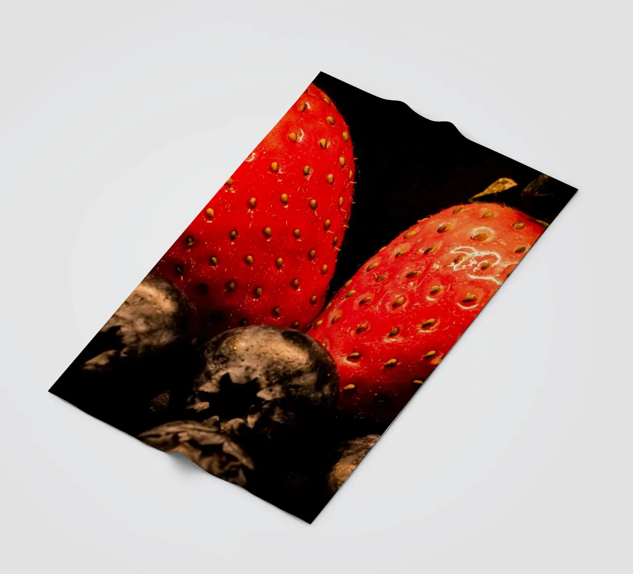 Fragole e mirtilli su sfondo nero coperta in pile da Marcus Beckert | Fotografie
