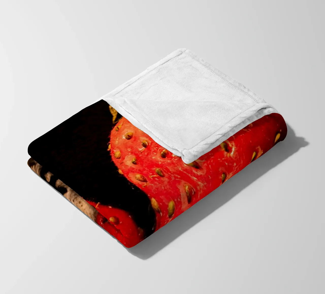 Fragole e mirtilli su sfondo nero coperta in pile da Marcus Beckert | Fotografie