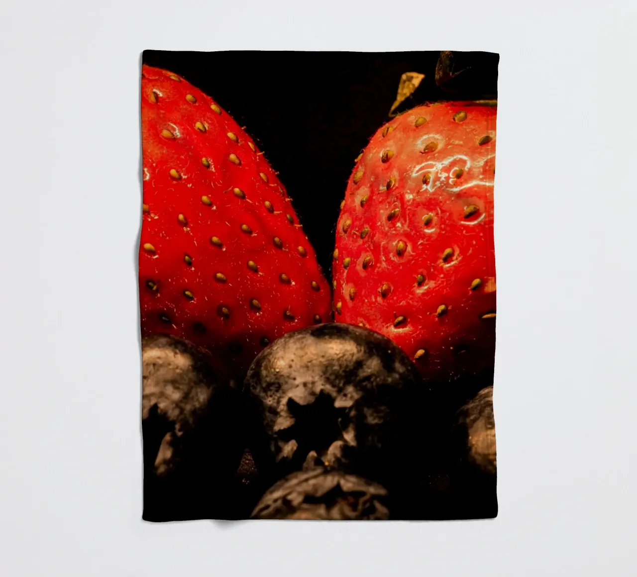 Fragole e mirtilli su sfondo nero coperta in pile da Marcus Beckert | Fotografie