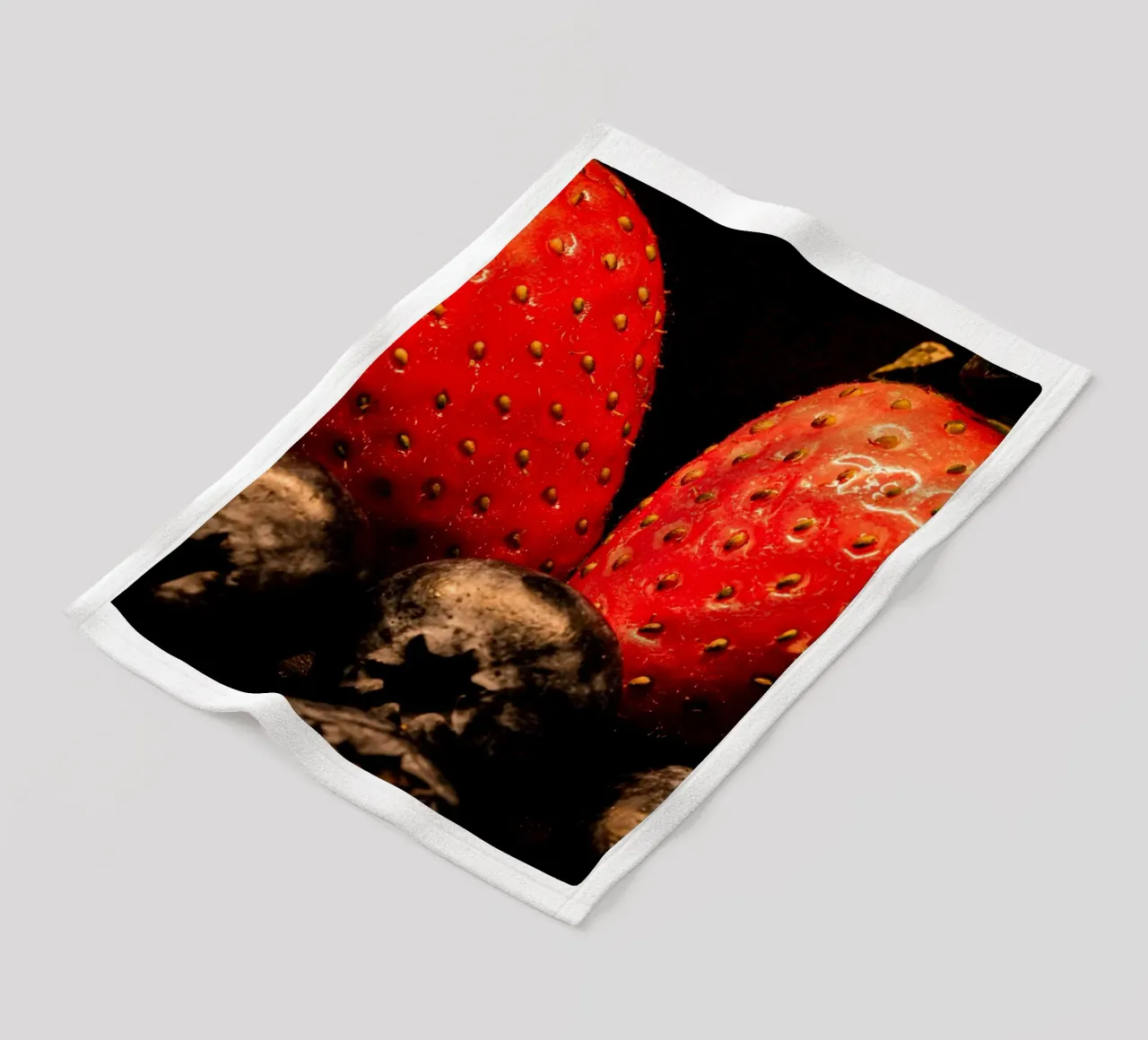 Fragole e mirtilli su sfondo nero coperta in pile da Marcus Beckert | Fotografie
