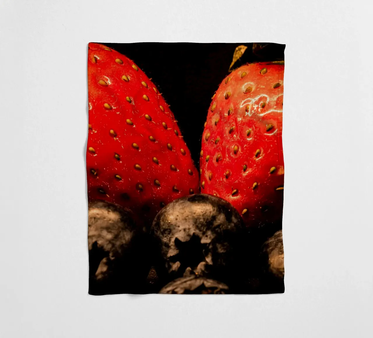 Fragole e mirtilli su sfondo nero coperta in pile da Marcus Beckert | Fotografie