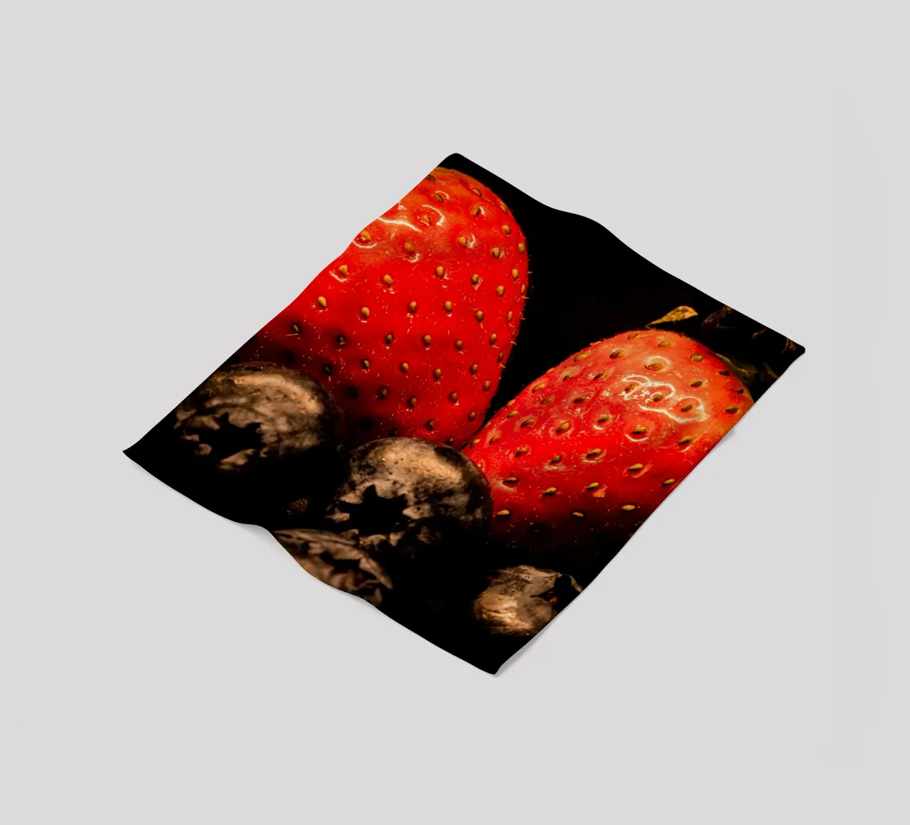 Fragole e mirtilli su sfondo nero coperta in pile da Marcus Beckert | Fotografie