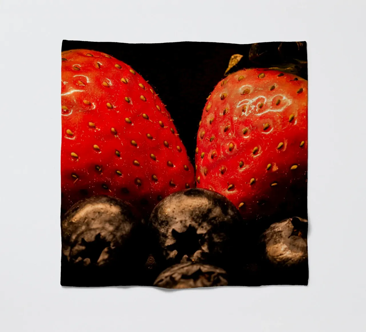 Fragole e mirtilli su sfondo nero coperta in pile da Marcus Beckert | Fotografie