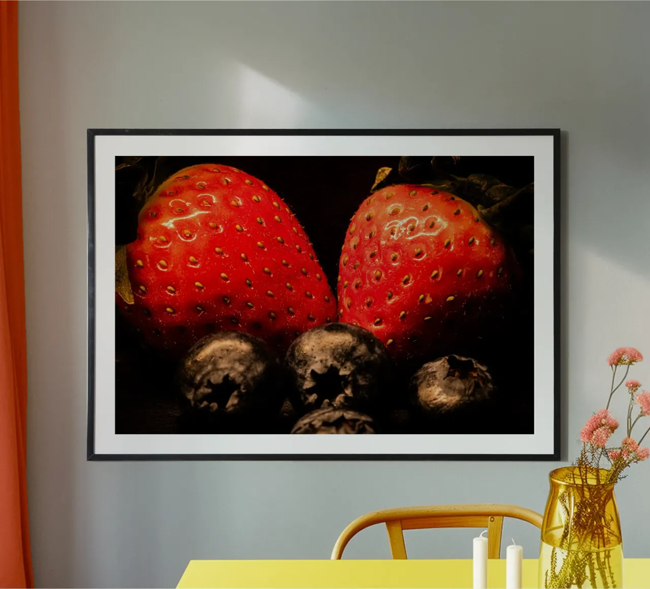 Fragole e mirtilli su sfondo nero carta hahnemühle da Marcus Beckert | Fotografie