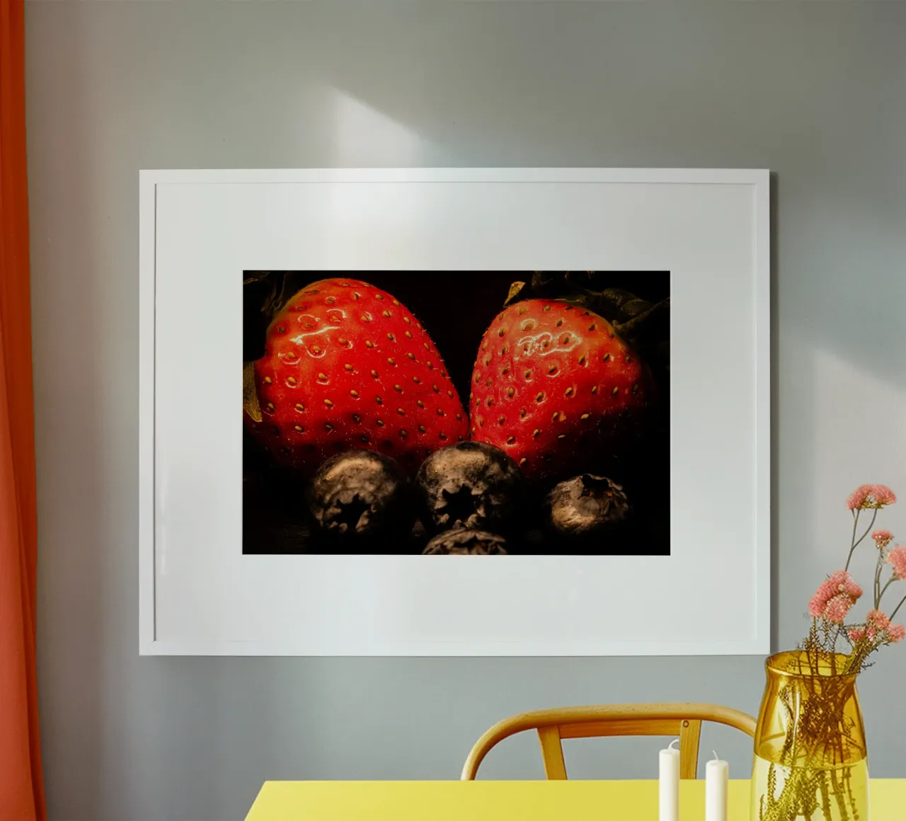 Fragole e mirtilli su sfondo nero carta hahnemühle da Marcus Beckert | Fotografie