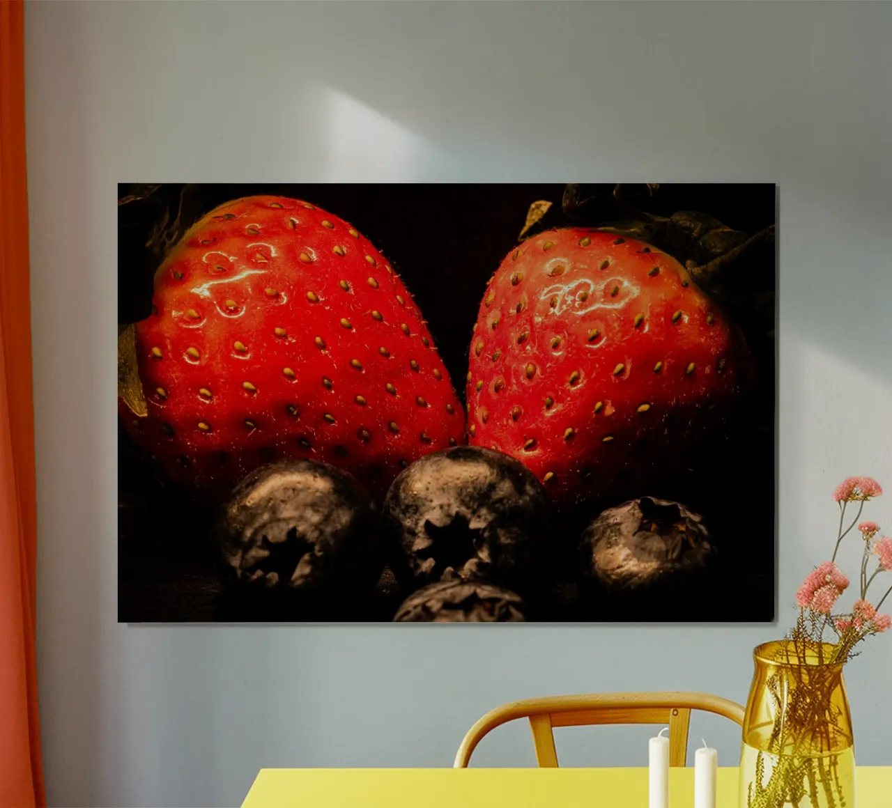 Fragole e mirtilli su sfondo nero carta hahnemühle da Marcus Beckert | Fotografie
