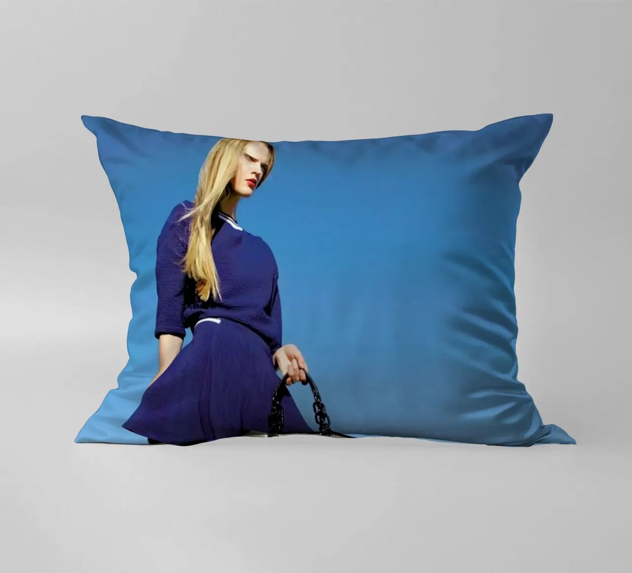 In the Blue cuscino da Aysha Banos