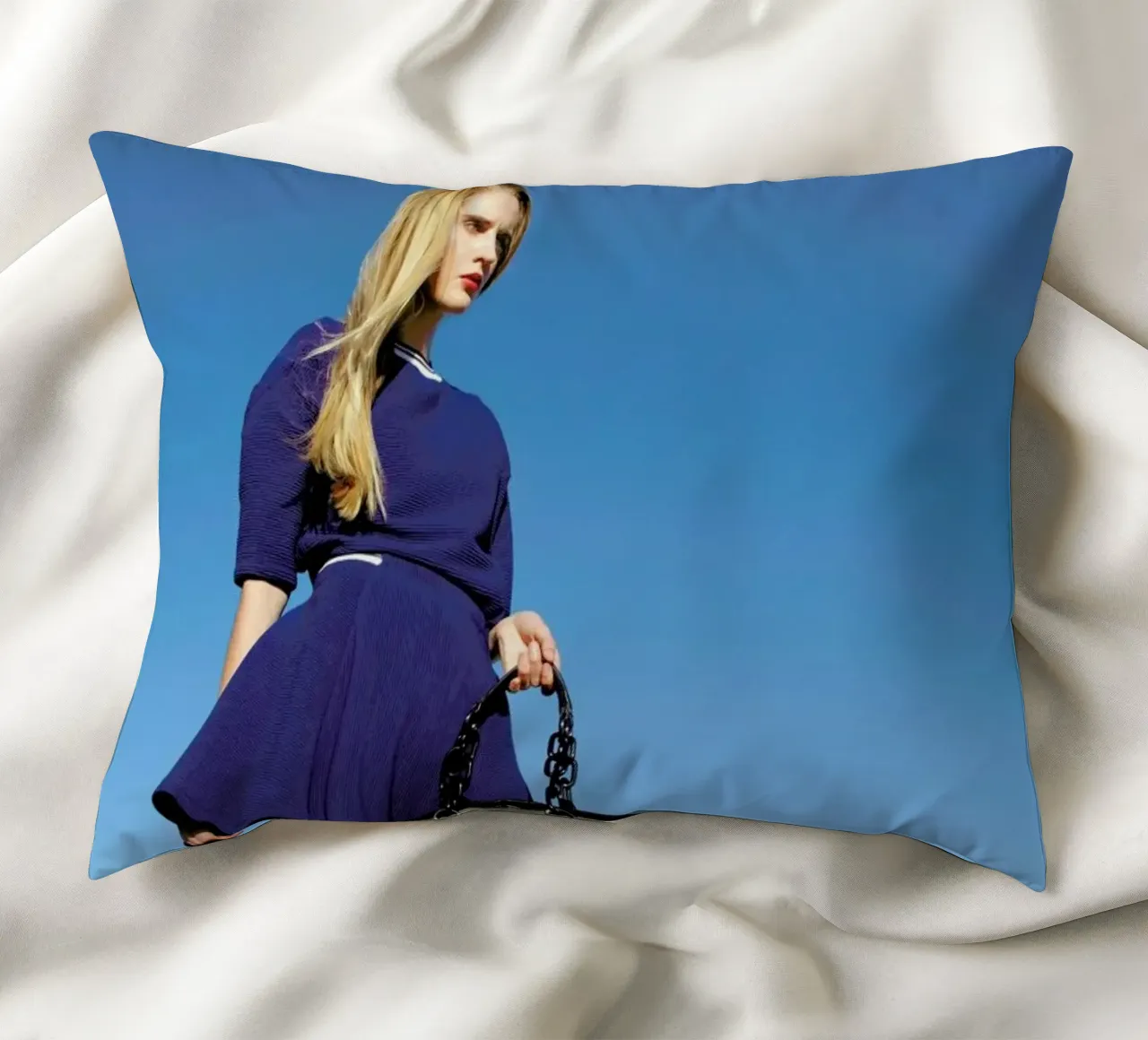 In the Blue cuscino da Aysha Banos