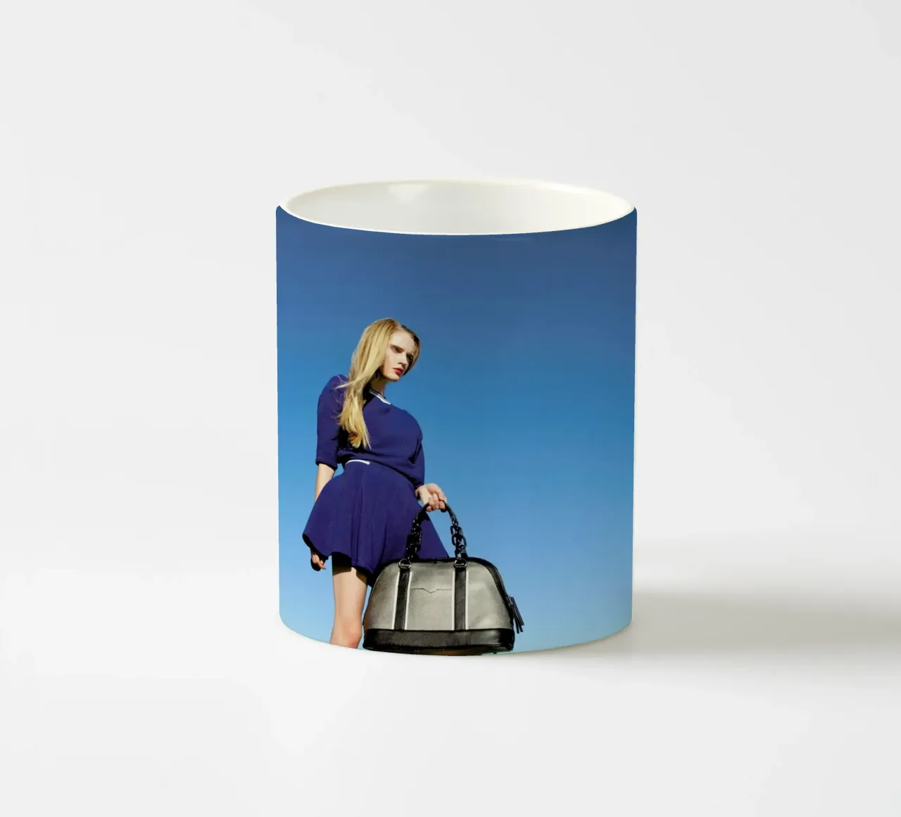 In the Blue tazza in ceramica da Aysha Banos
