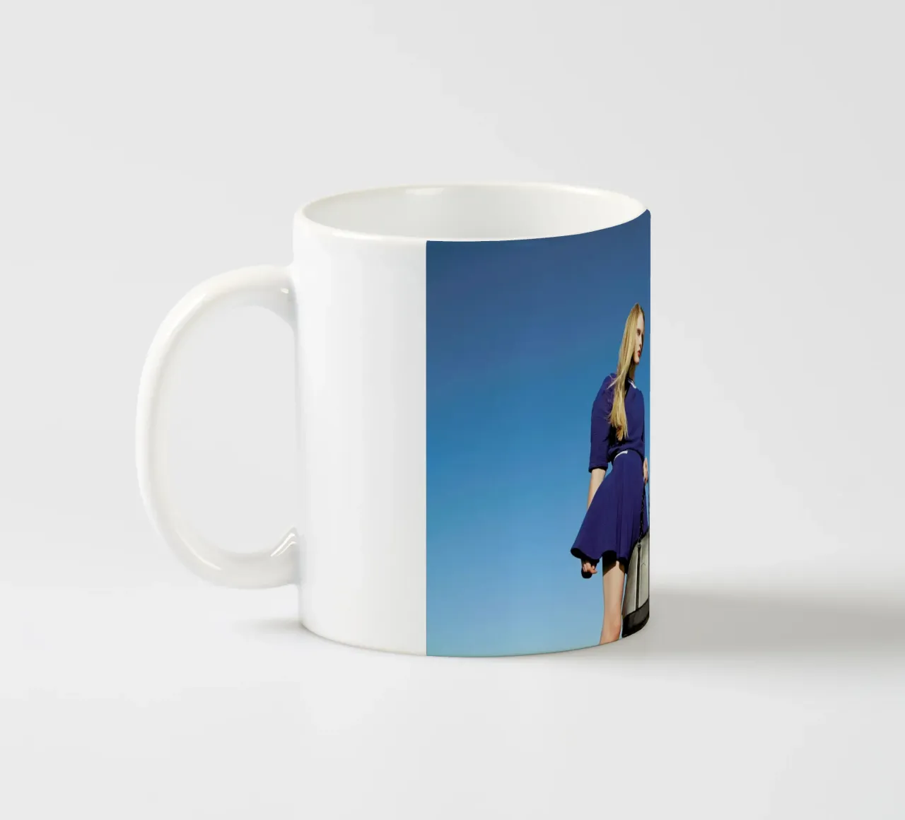 In the Blue tazza in ceramica da Aysha Banos