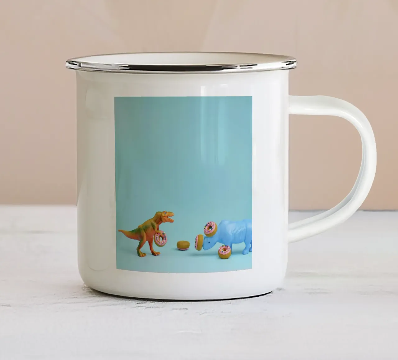 Ring Toss mug en émail de Juj Winn
