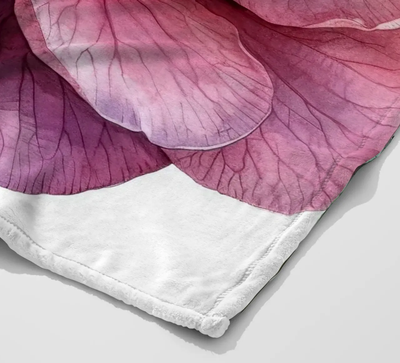 Fiore di camelia 1 coperta in pile da Bold Blooms