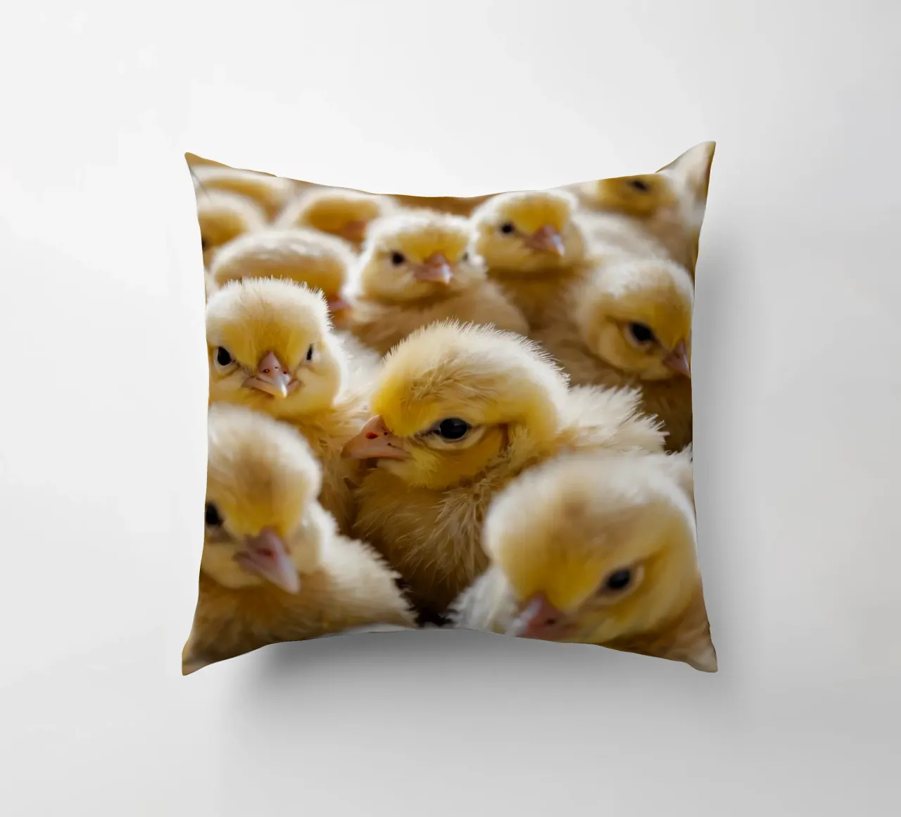 Pulcini gialli raccolti in gran numero all'interno di una calda fattoria cuscino da DesignDoodle