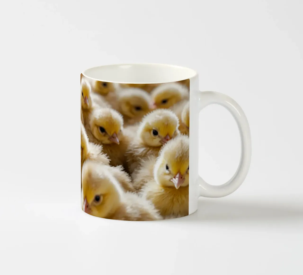 Pulcini gialli raccolti in gran numero all'interno di una calda fattoria tazza in ceramica da DesignDoodle