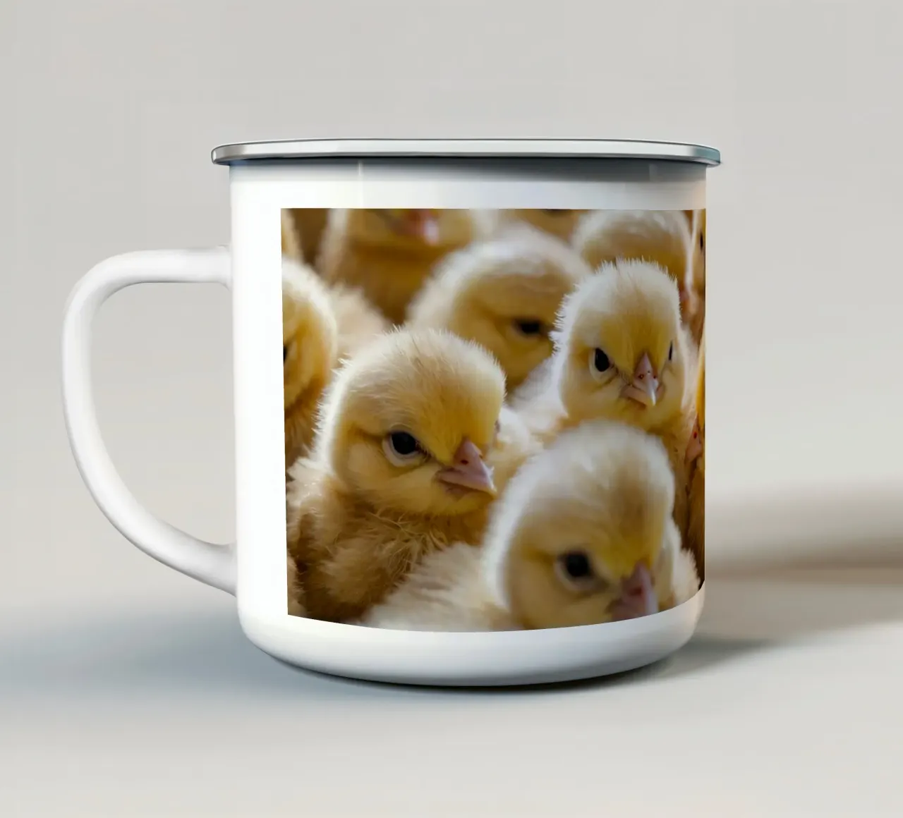 Pulcini gialli raccolti in gran numero all'interno di una calda fattoria tazza in smalto da DesignDoodle