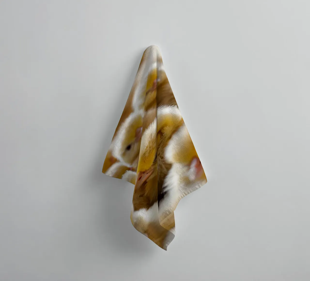 Pulcini gialli raccolti in gran numero all'interno di una calda fattoria asciugamano da bagno da DesignDoodle