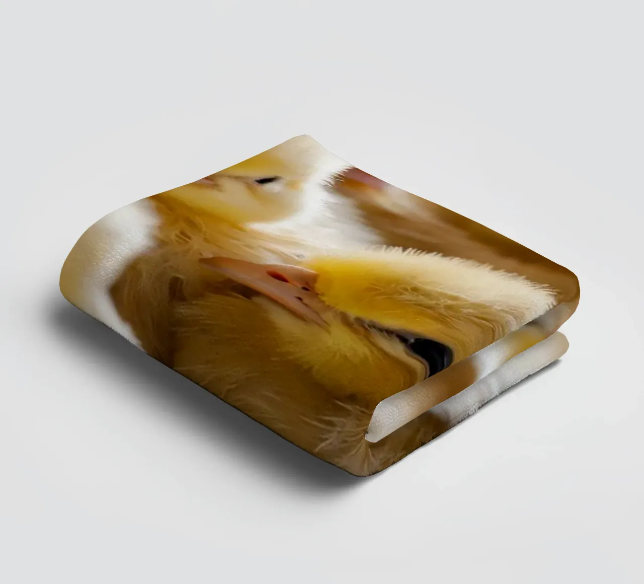Pulcini gialli raccolti in gran numero all'interno di una calda fattoria asciugamano da bagno da DesignDoodle