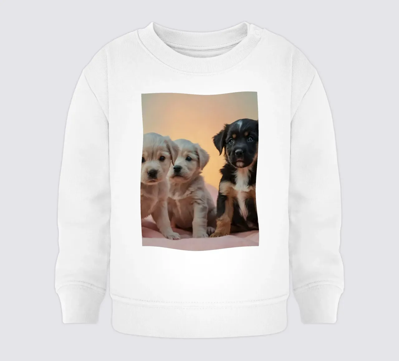 Trois chiots enjoués se reposant sur une couverture douce dans une chambre confortable sweat pour bébé de DesignDoodle