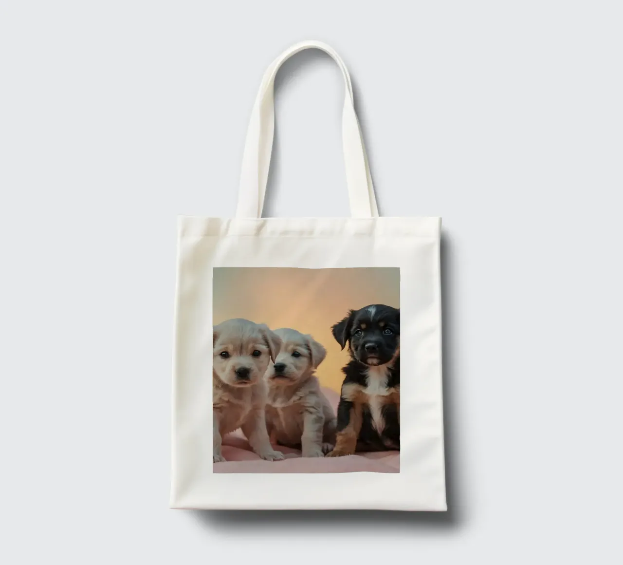 Trois chiots enjoués se reposant sur une couverture douce dans une chambre confortable tote bag de DesignDoodle
