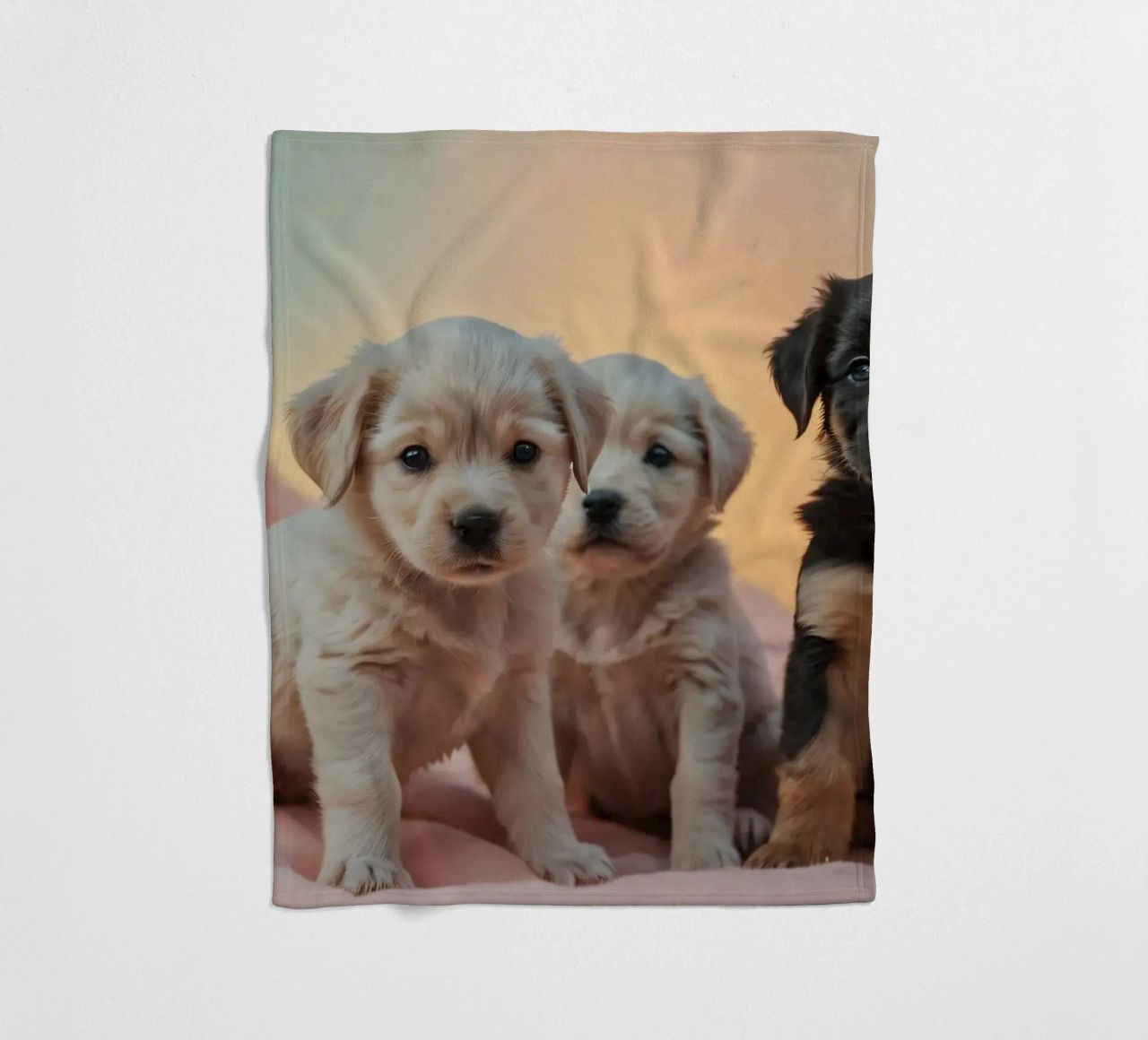 Drie speelse puppies rusten op een zachte deken in een gezellige kamer fleecedeken van DesignDoodle