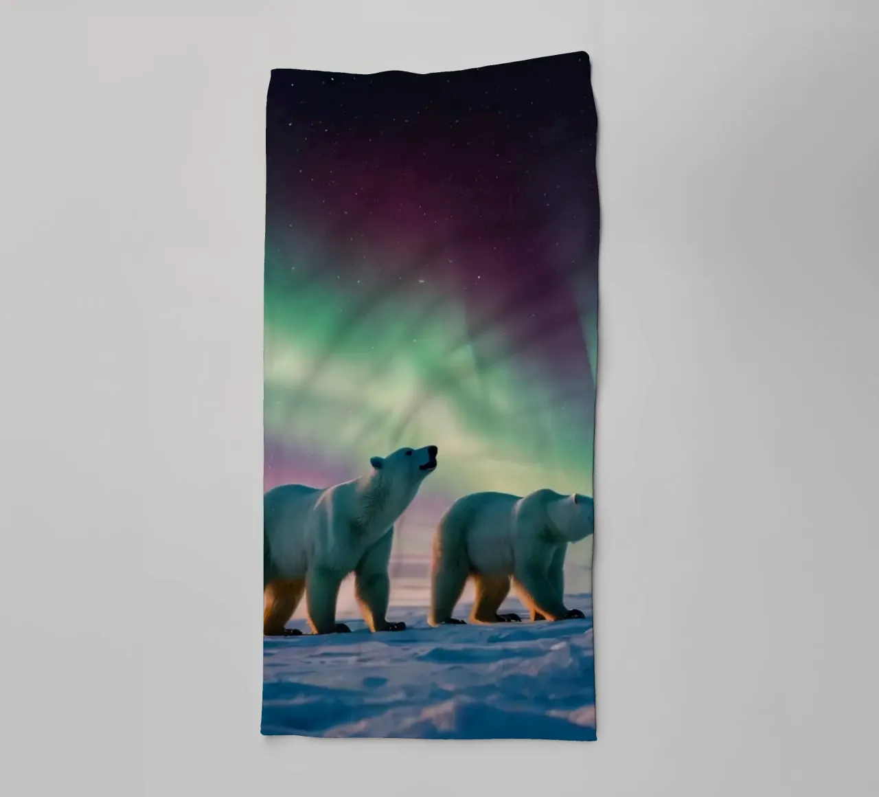 Eisbären spazieren unter lebhaftem Nordlicht Handtuch von DesignDoodle