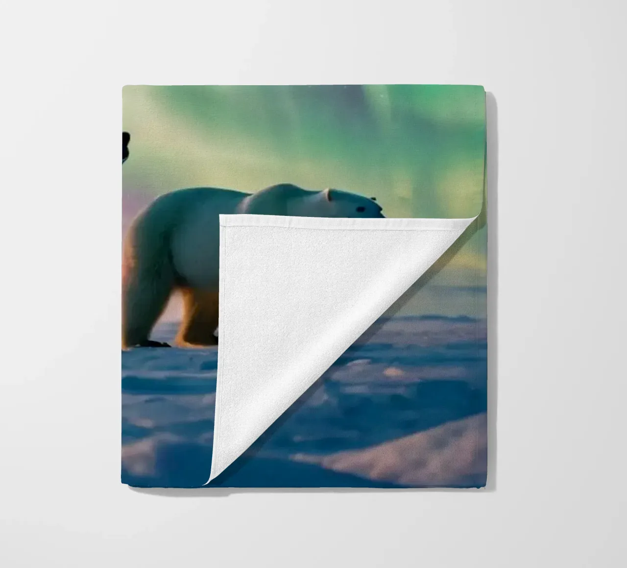 Gli orsi polari camminano sotto la vivida aurora boreale telo mare da DesignDoodle