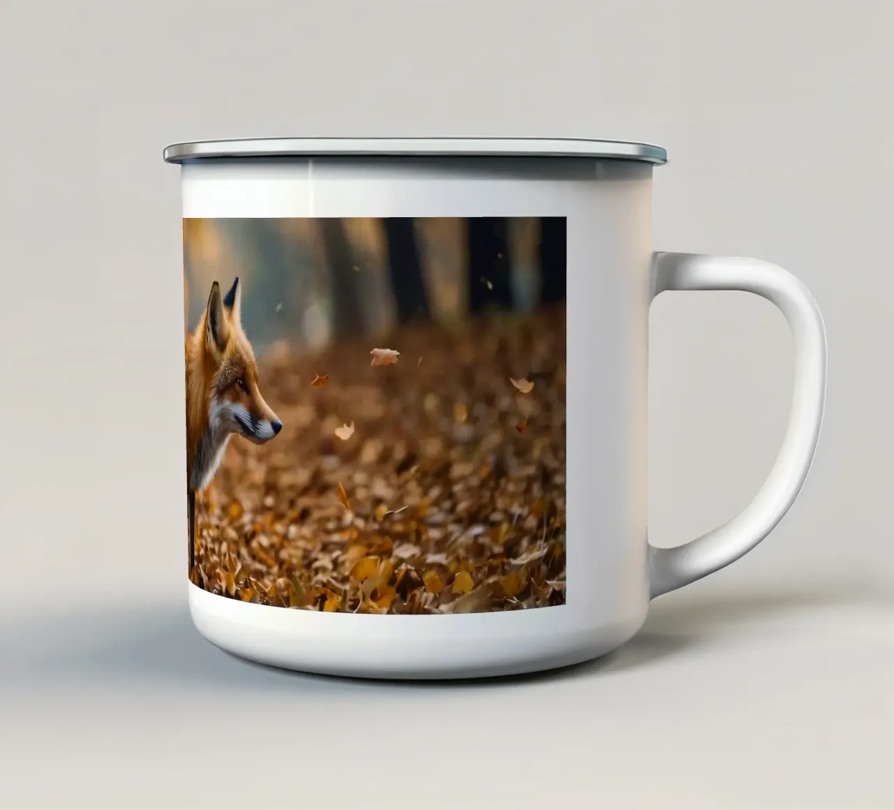 Una volpe cammina con grazia tra le foglie autunnali della foresta tazza in smalto da DesignDoodle