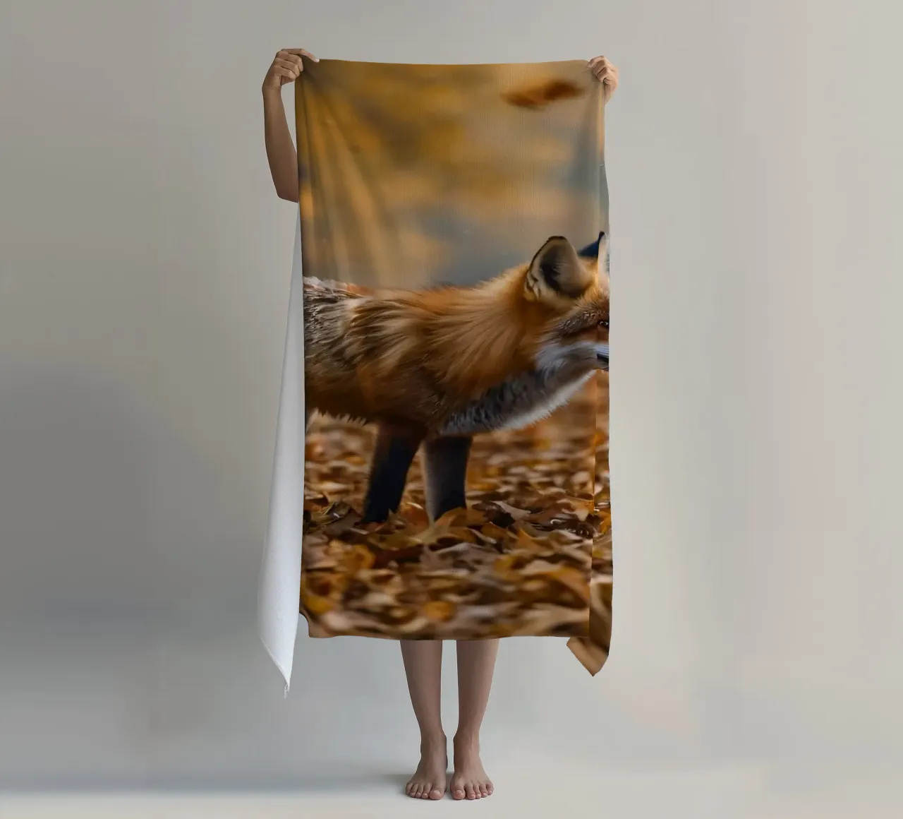 Renard marchant gracieusement dans une forêt couverte de feuilles d'automne serviette de plage de DesignDoodle