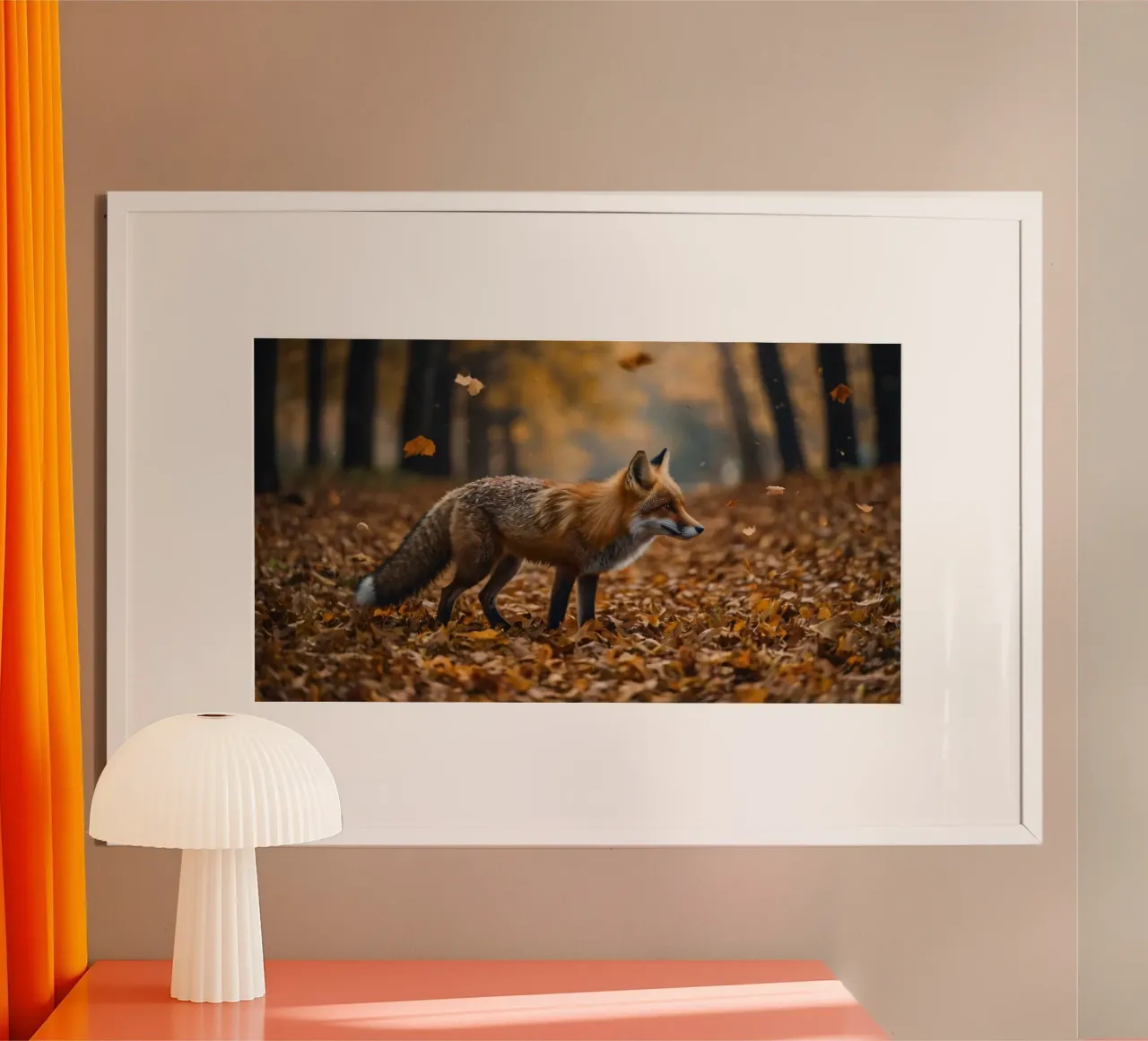 Renard marchant gracieusement dans une forêt couverte de feuilles d'automne poster avec cadre en bois de DesignDoodle