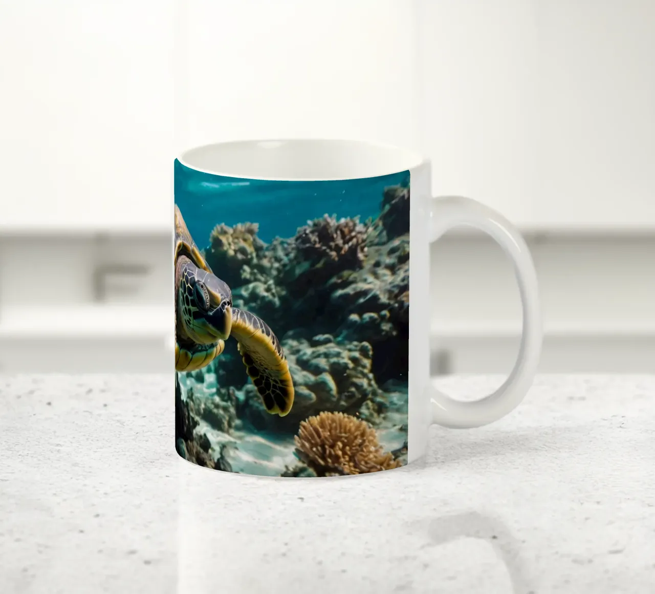 Zeeschildpad glijdt door levendig koraalrif in kristal keramische mok van DesignDoodle