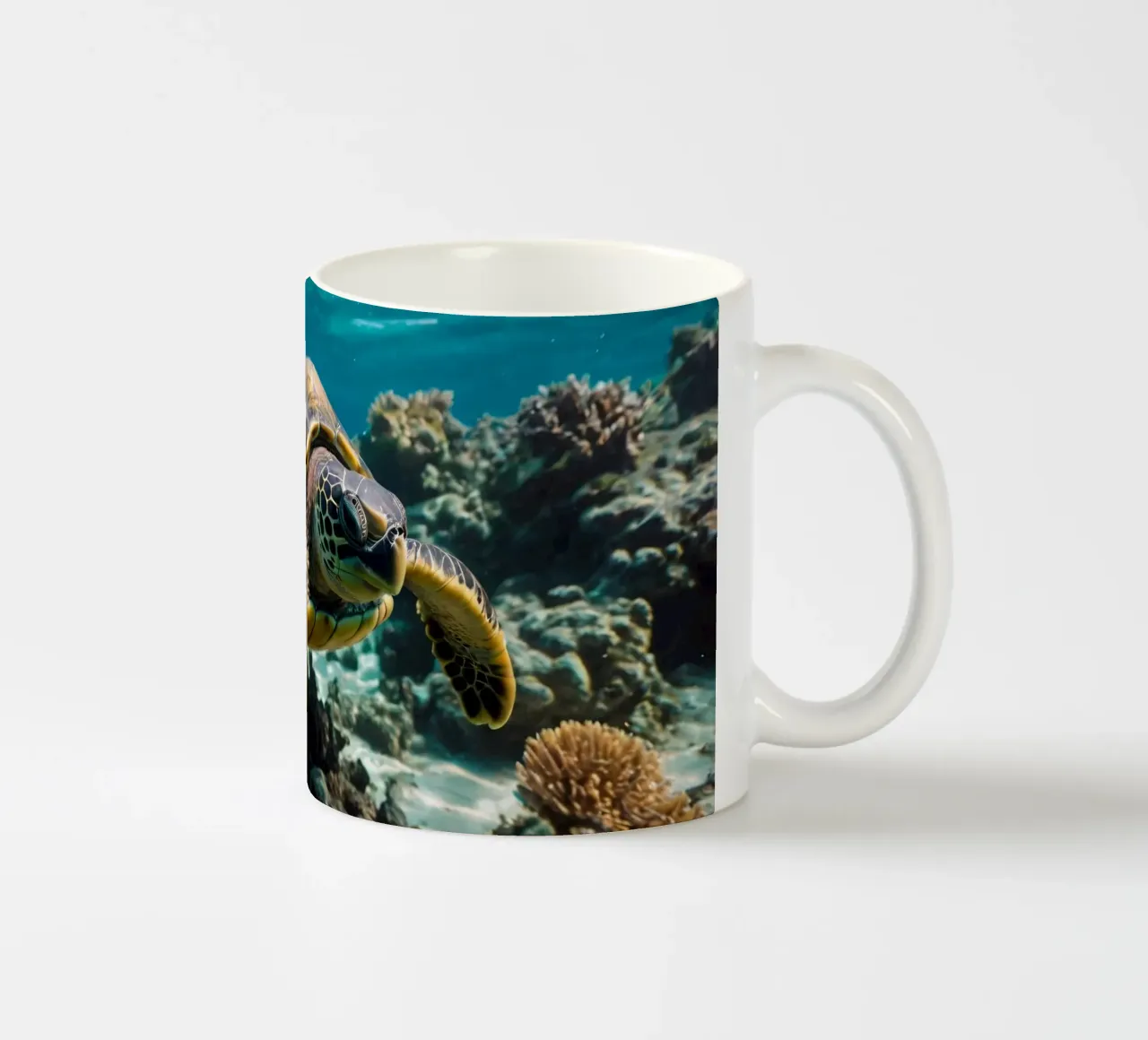 Zeeschildpad glijdt door levendig koraalrif in kristal keramische mok van DesignDoodle