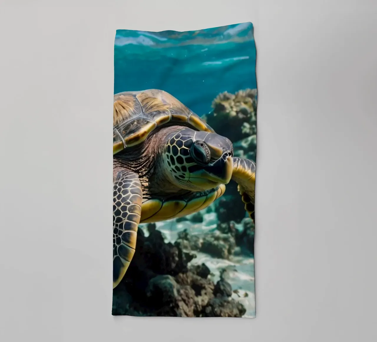 Tortue de mer glissant dans un récif corallien vibrant en cristal serviette de bain de DesignDoodle