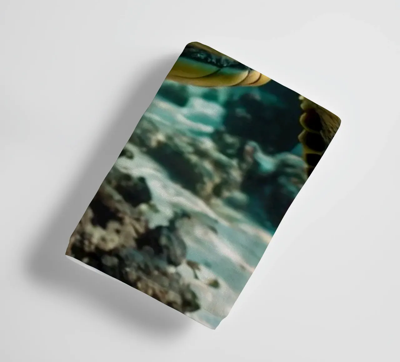 Tortue de mer glissant dans un récif corallien vibrant en cristal serviette de bain de DesignDoodle