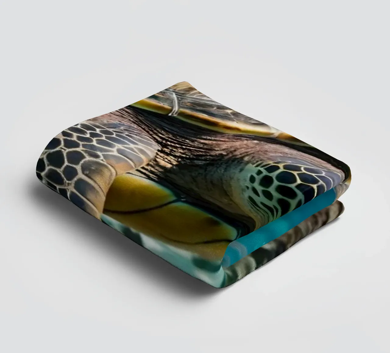 Tortue de mer glissant dans un récif corallien vibrant en cristal serviette de bain de DesignDoodle