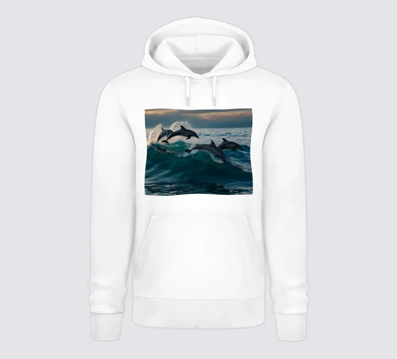 Delphine springen bei Sonnenuntergang anmutig über die Wellen des Ozeans Hoodie von DesignDoodle