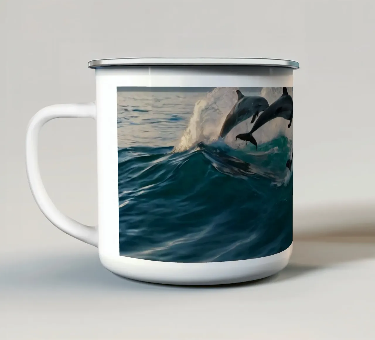 Dolfijnen springen sierlijk boven de oceaangolven bij zonsondergang emaille mok van DesignDoodle