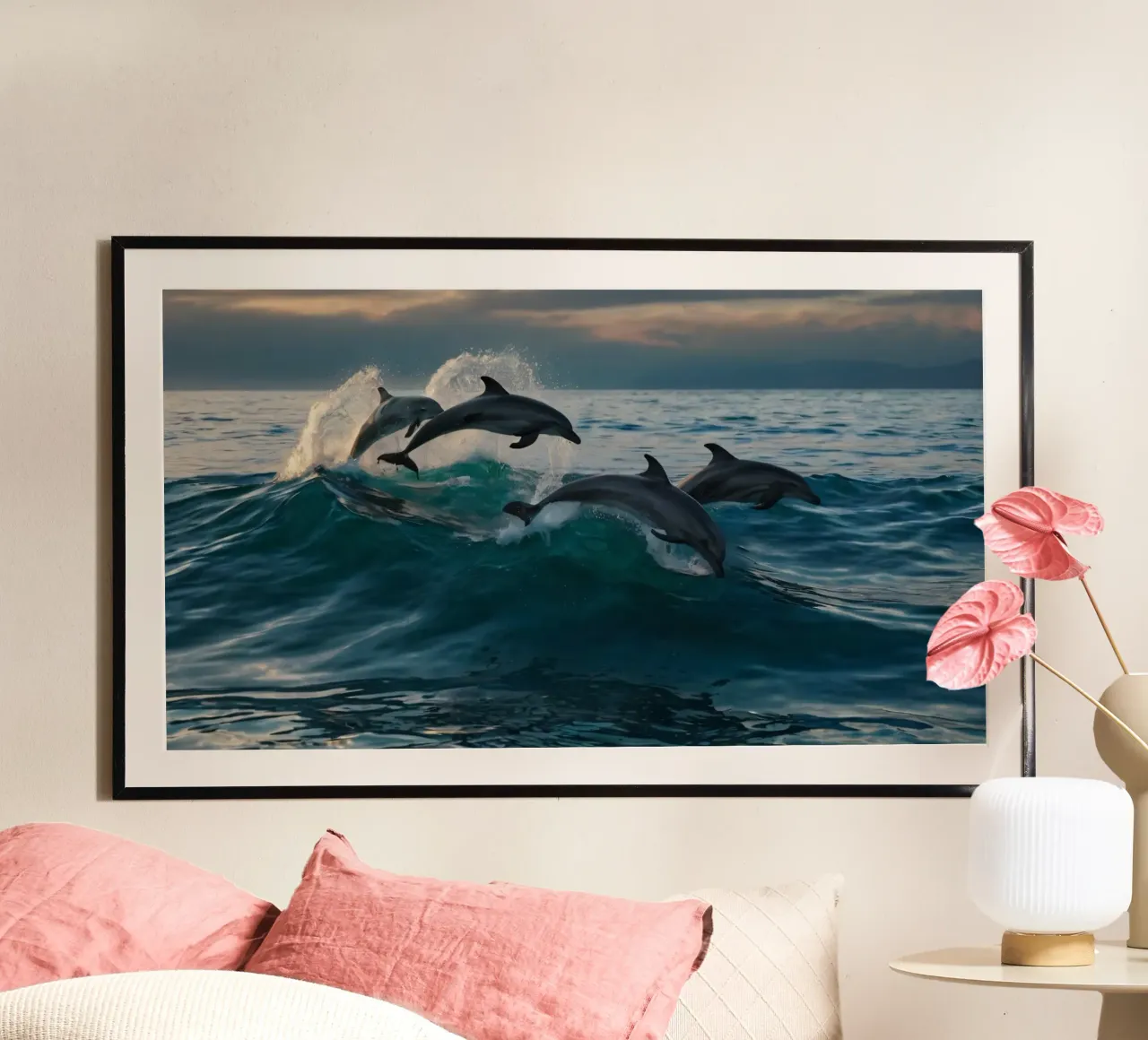 Dolfijnen springen sierlijk boven de oceaangolven bij zonsondergang poster met houten frame van DesignDoodle